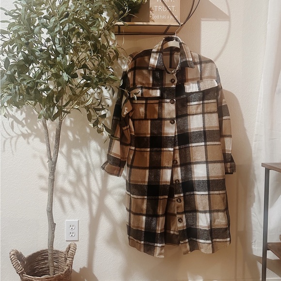 Long Length Women's Plaid Button Down Flannel / Casual Jacket. - Picture 4 of 4